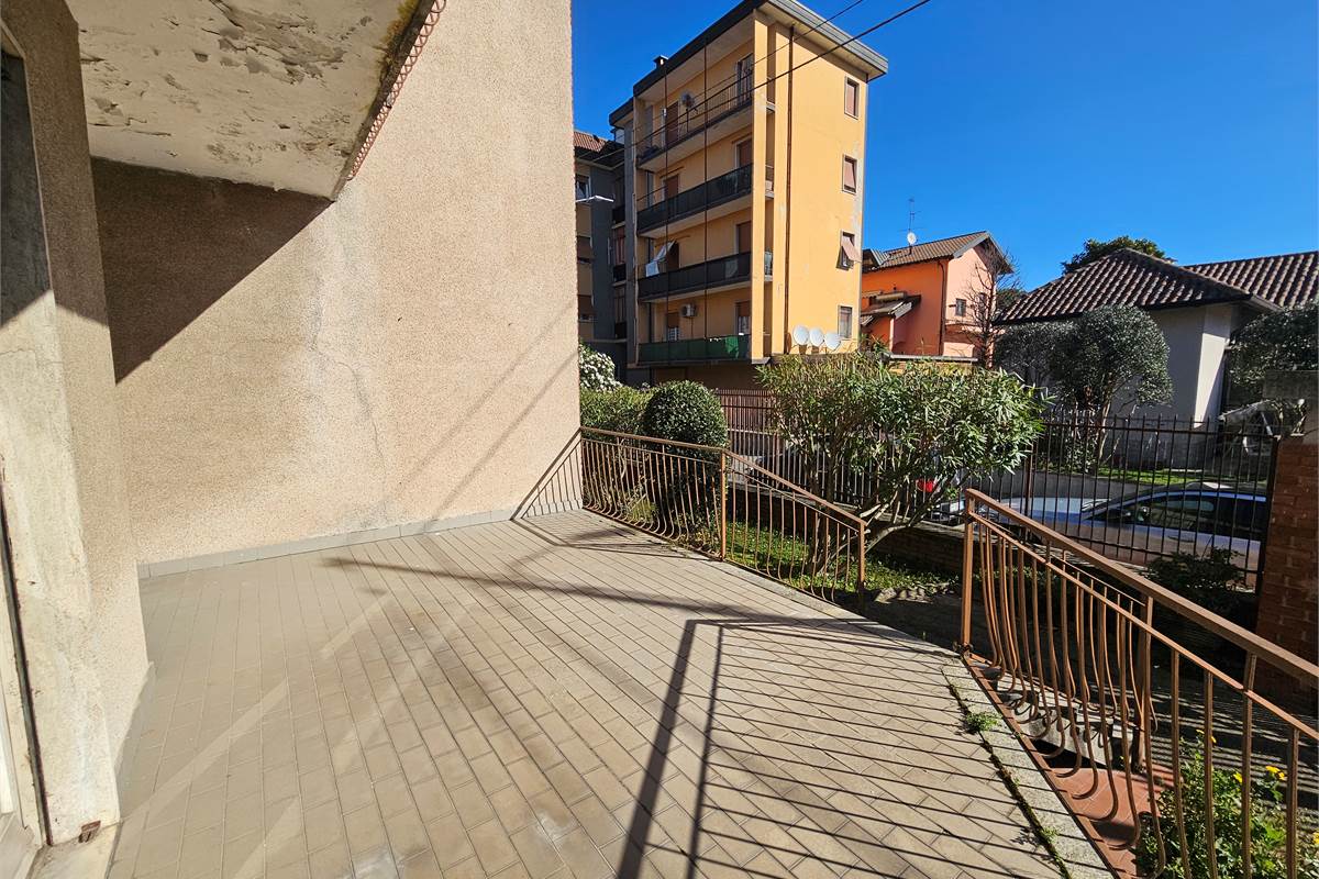 Ampia villa con due appartamenti a Uboldo 