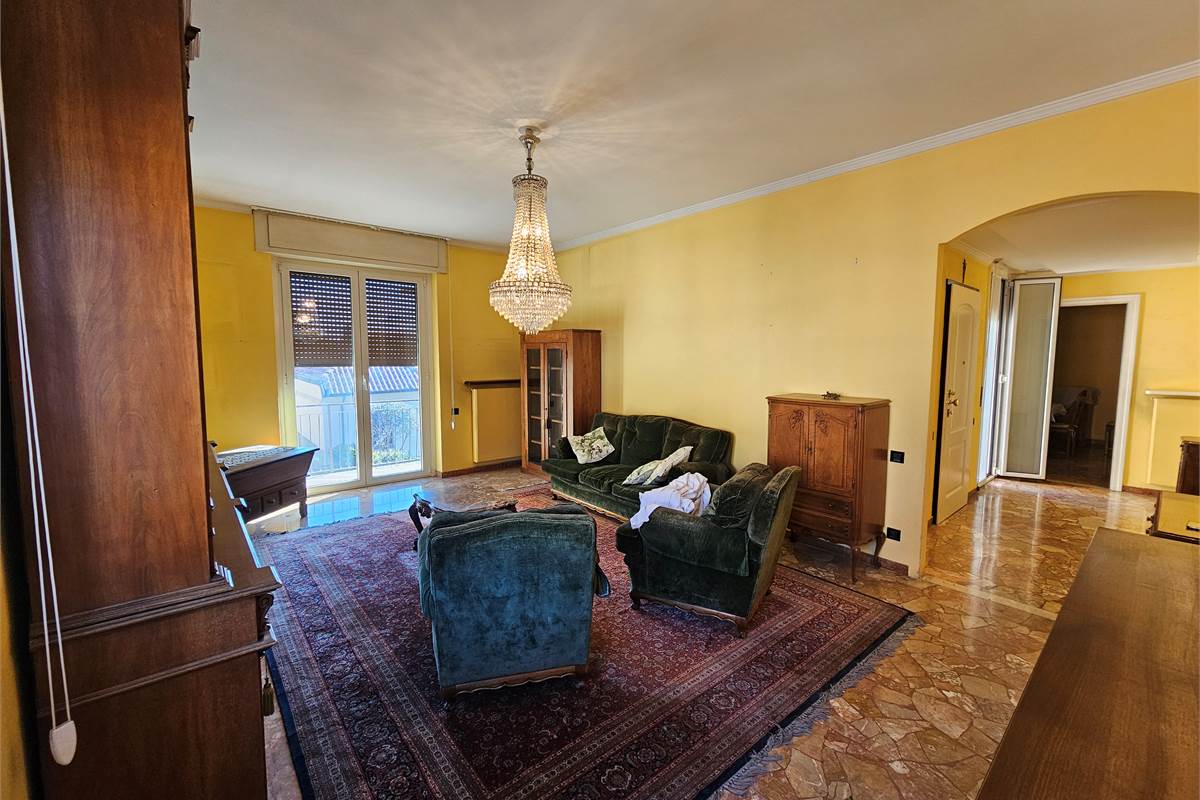 Ampia villa con due appartamenti a Uboldo 