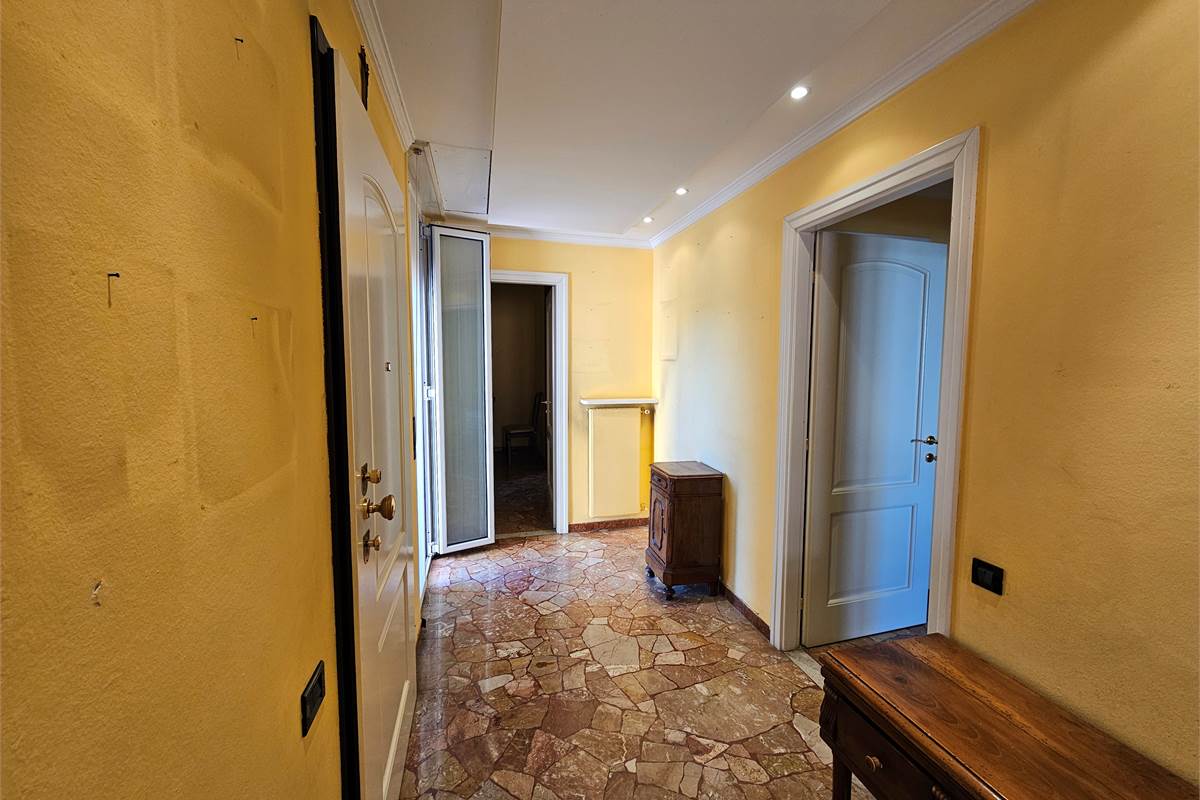 Ampia villa con due appartamenti a Uboldo 