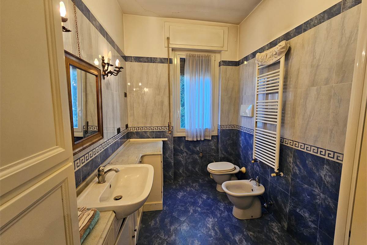 Ampia villa con due appartamenti a Uboldo 