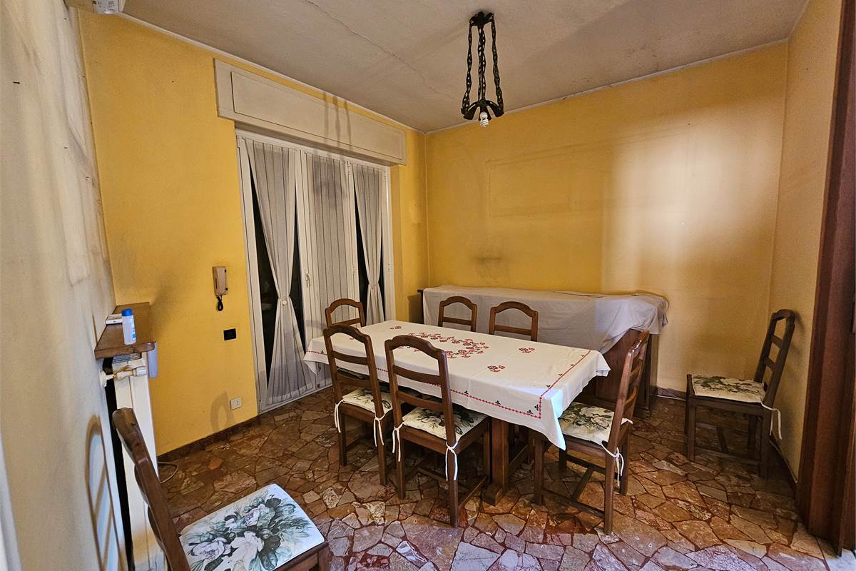 Ampia villa con due appartamenti a Uboldo 