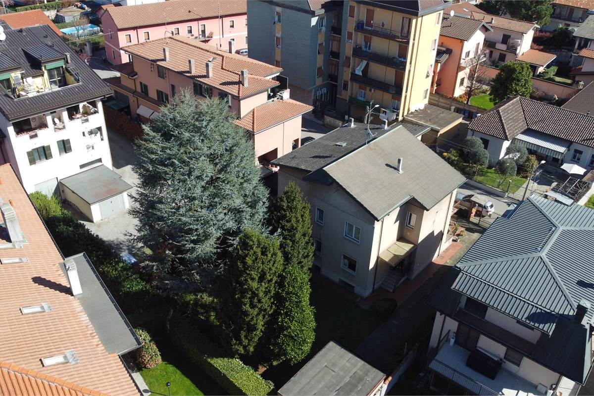 Ampia villa con due appartamenti a Uboldo 