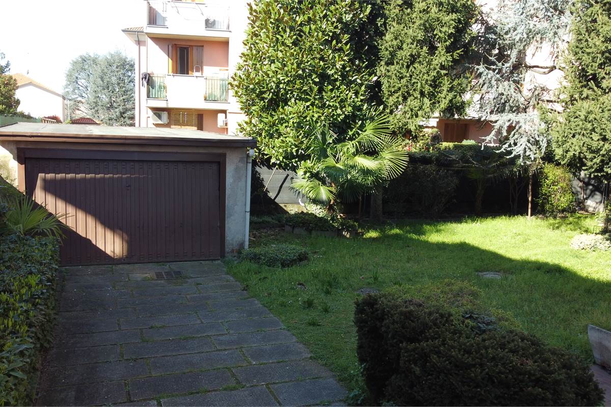 Ampia villa con due appartamenti a Uboldo 
