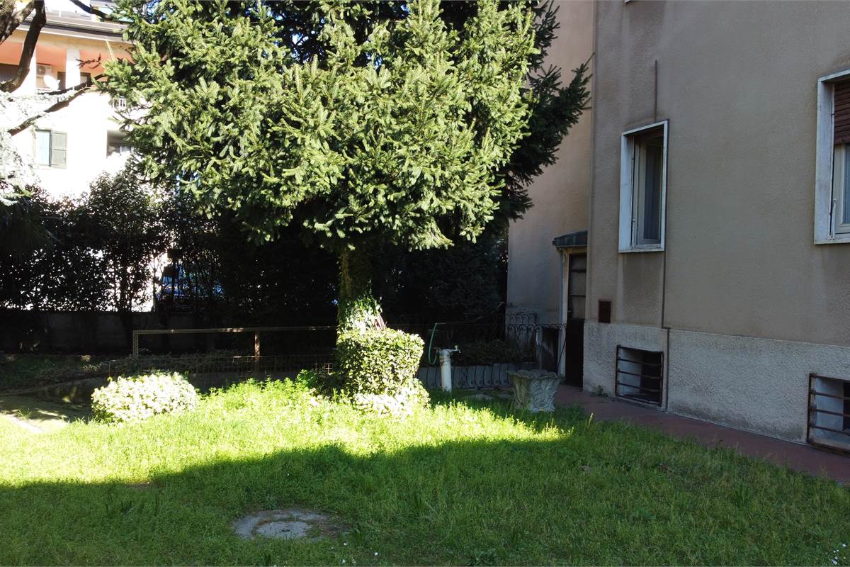 Ampia villa con due appartamenti a Uboldo 