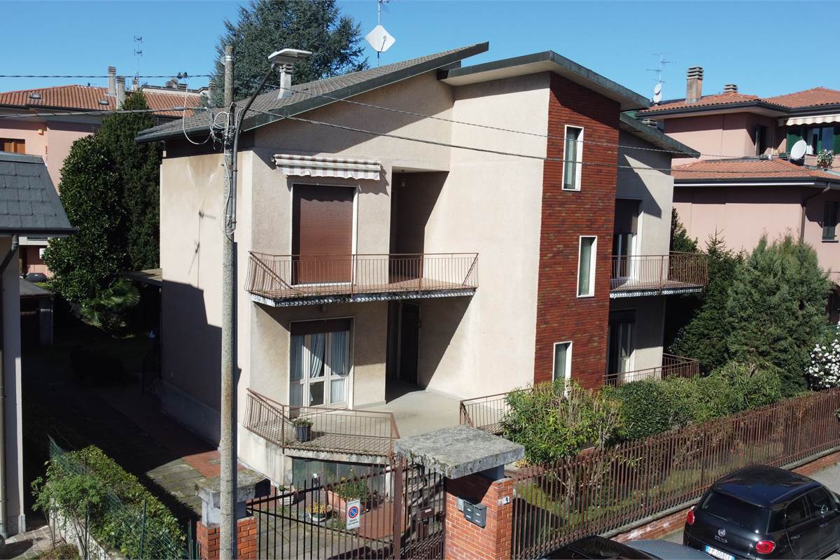 Ampia villa con due appartamenti a Uboldo 