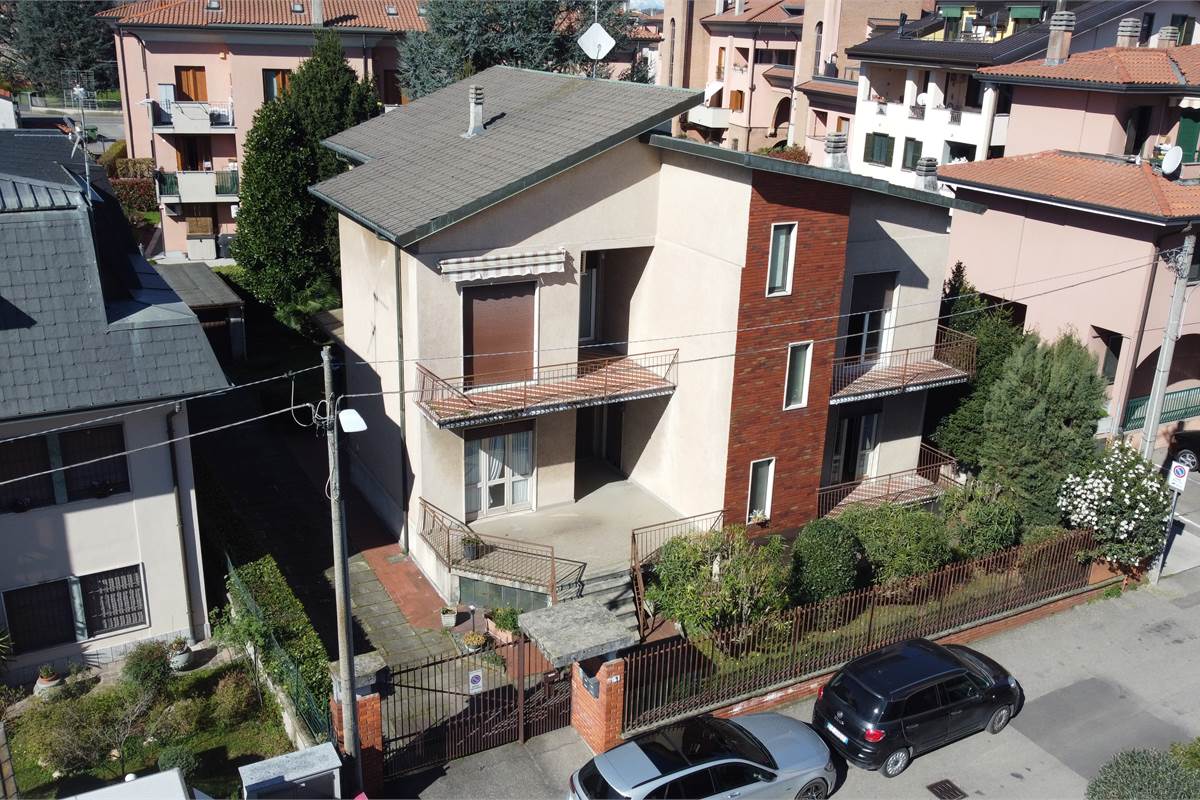 Ampia villa con due appartamenti a Uboldo 