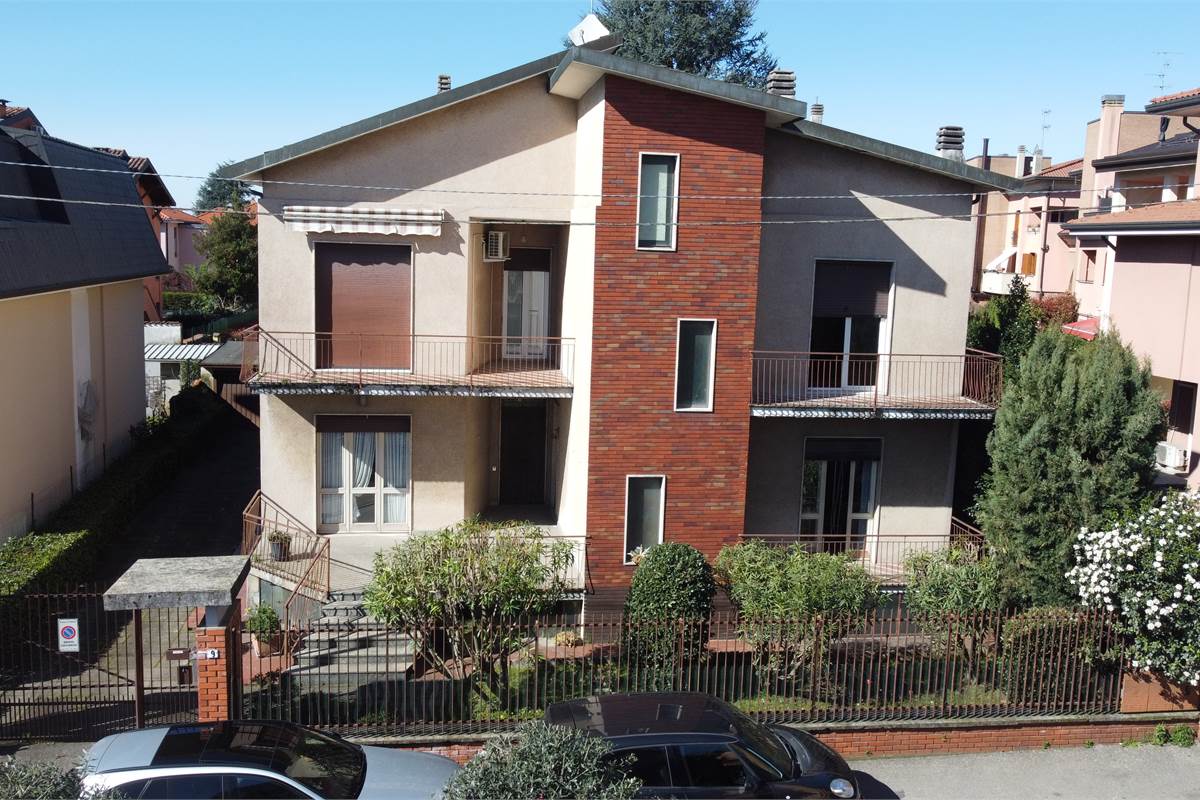 Ampia villa con due appartamenti a Uboldo 