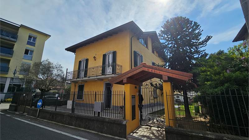 Villa Singola con due appartamenti e giardino