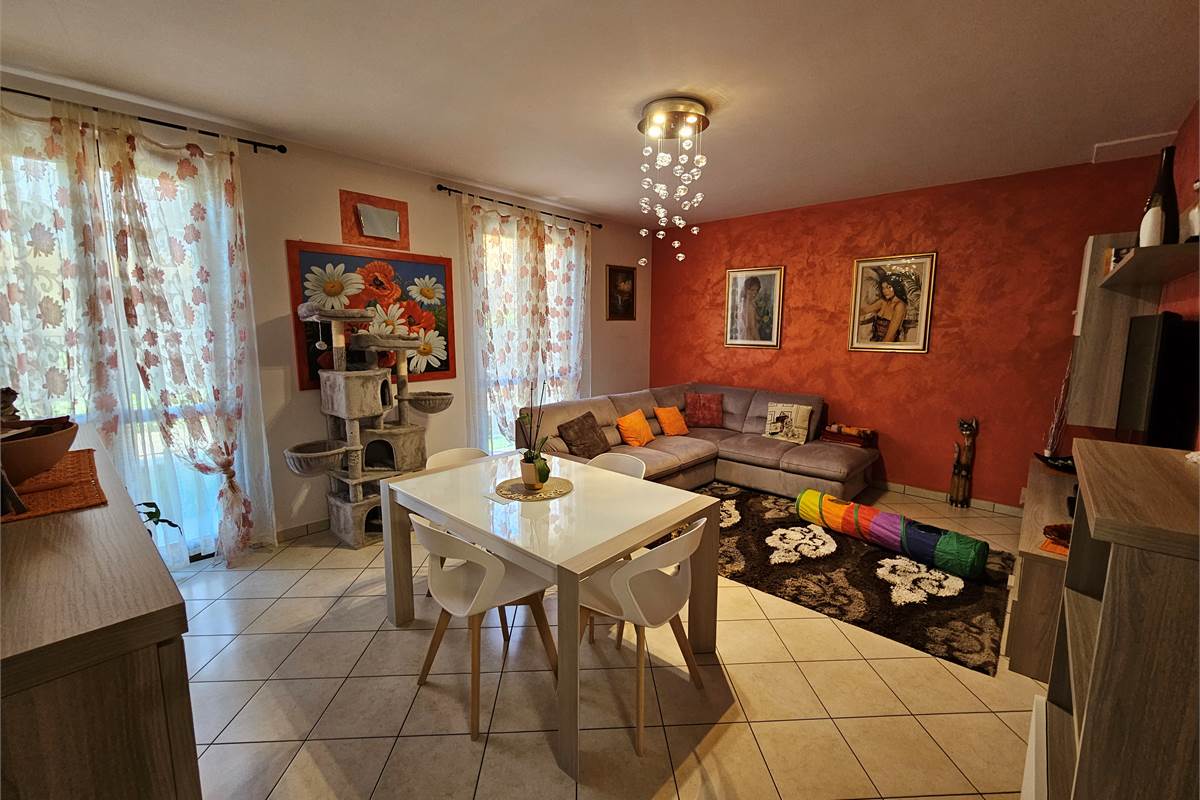 Ottima villetta di testa a Bisuschio 