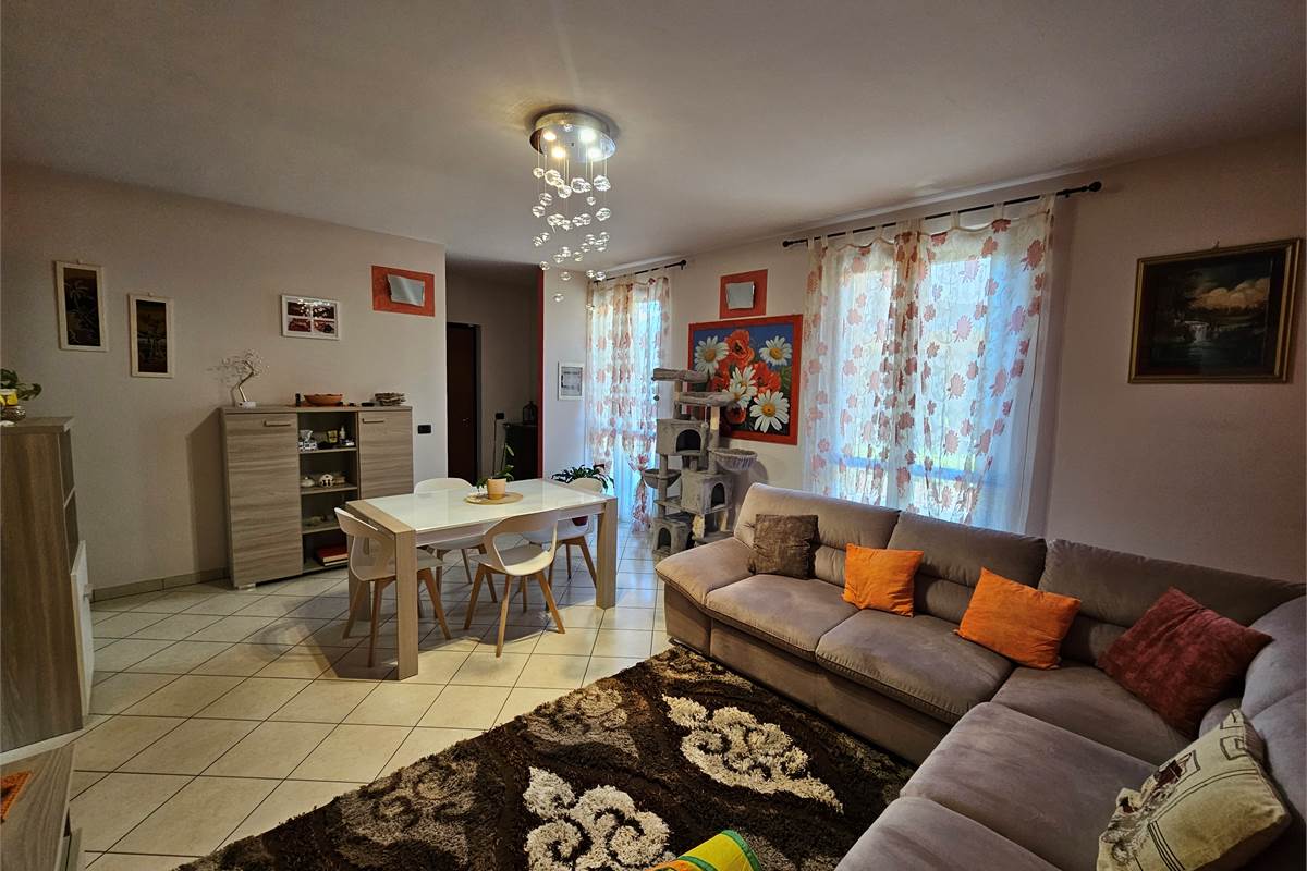 Ottima villetta di testa a Bisuschio 