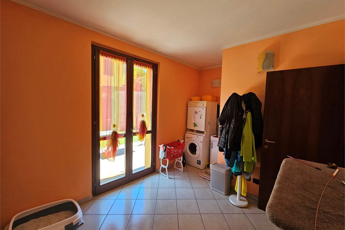 Ottima villetta di testa a Bisuschio 