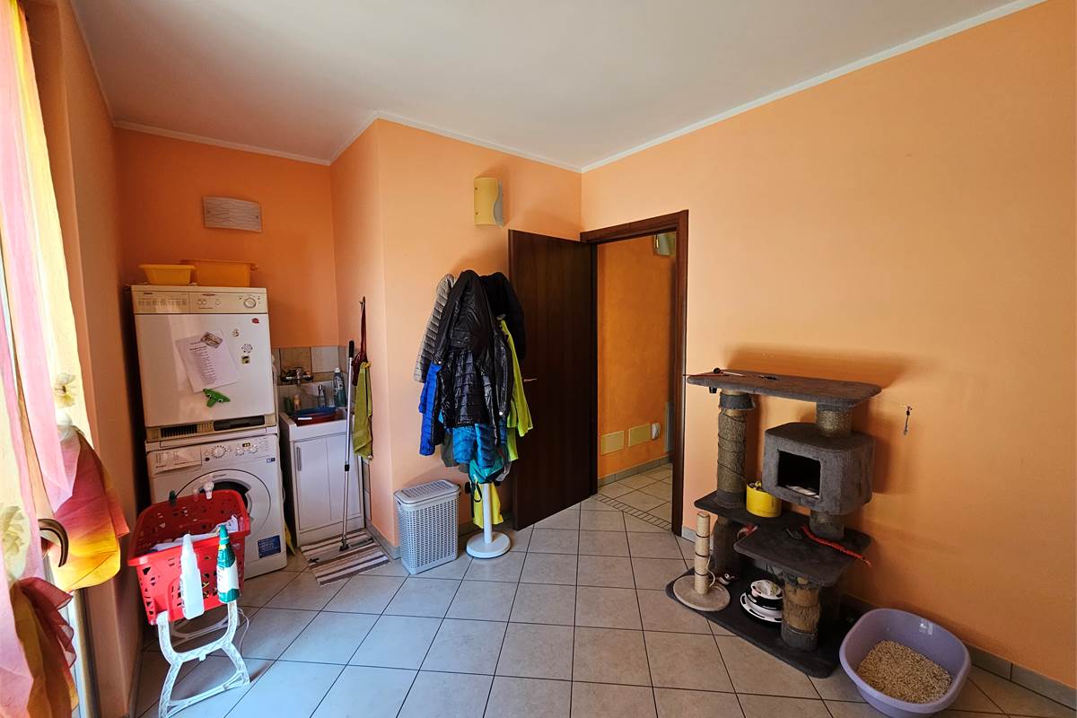 Ottima villetta di testa a Bisuschio 