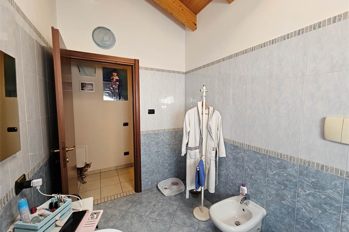 Ottima villetta di testa a Bisuschio 