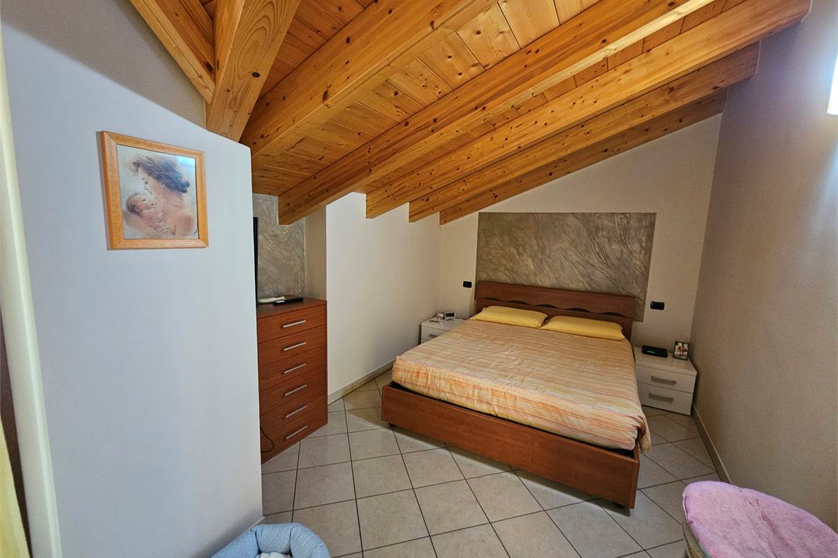 Ottima villetta di testa a Bisuschio 