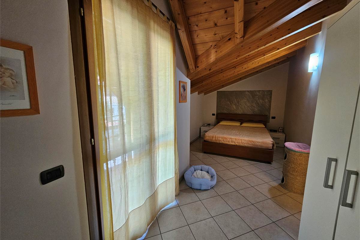 Ottima villetta di testa a Bisuschio 