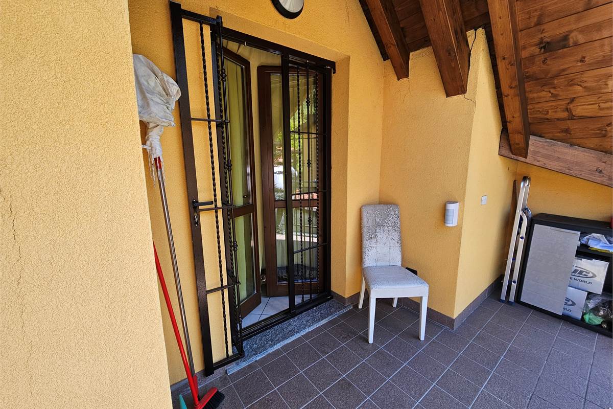 Ottima villetta di testa a Bisuschio 