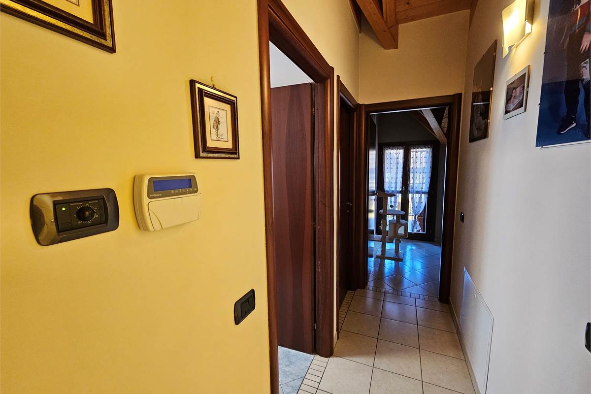 Ottima villetta di testa a Bisuschio 
