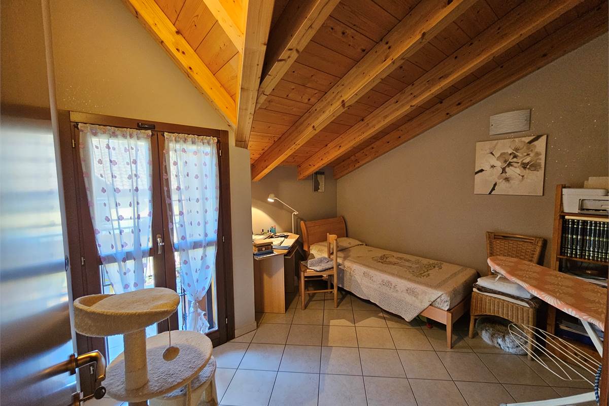 Ottima villetta di testa a Bisuschio 