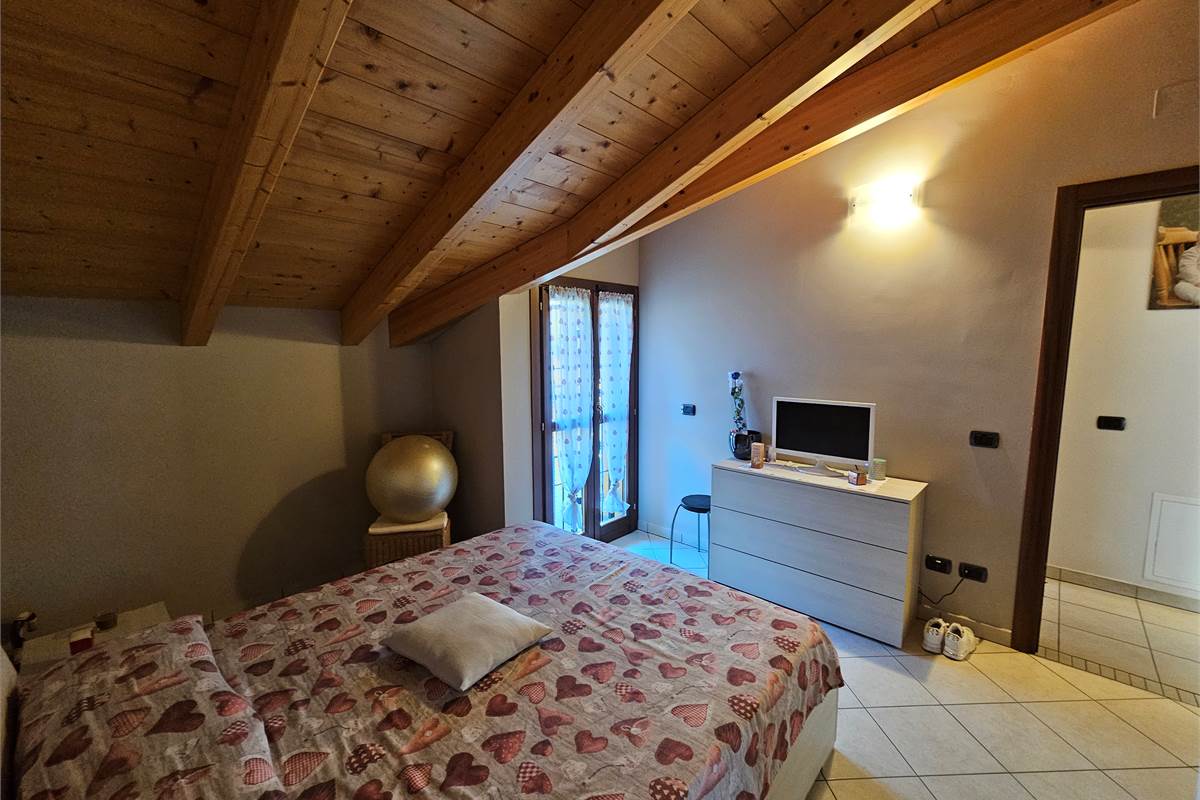 Ottima villetta di testa a Bisuschio 