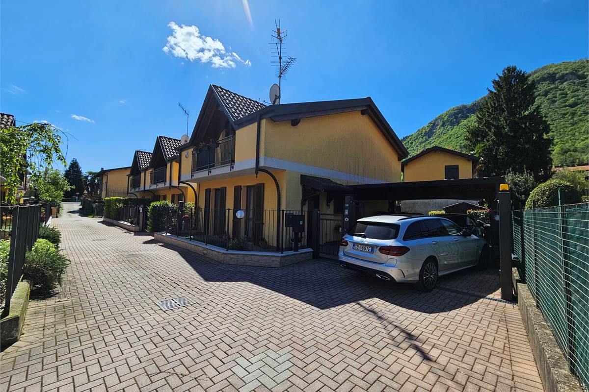 Ottima villetta di testa a Bisuschio 