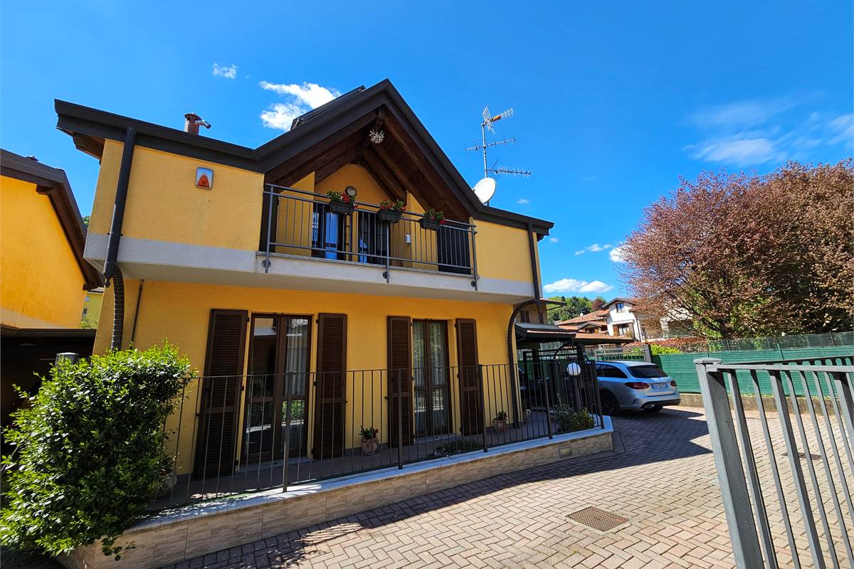 Ottima villetta di testa a Bisuschio 
