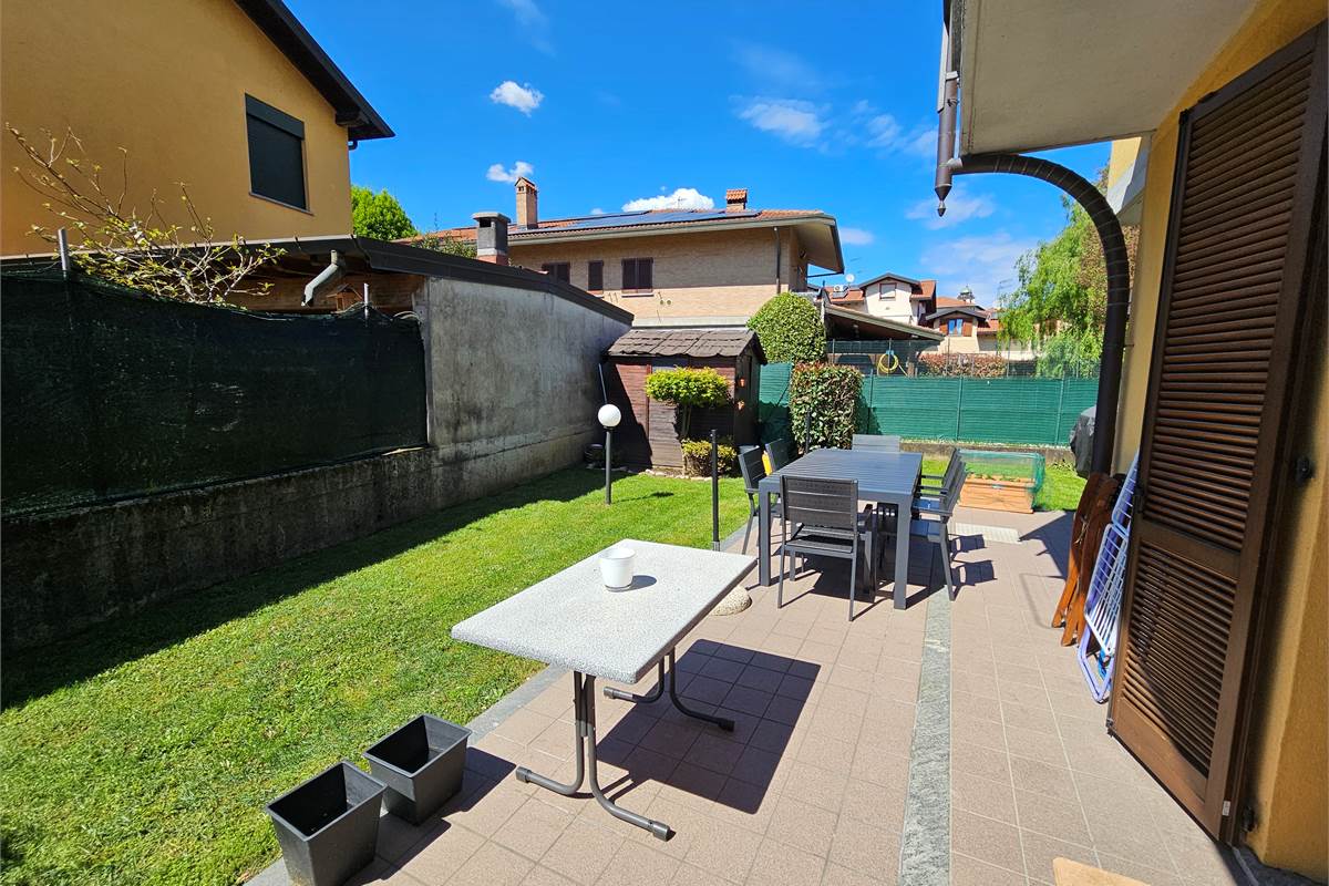 Ottima villetta di testa a Bisuschio 