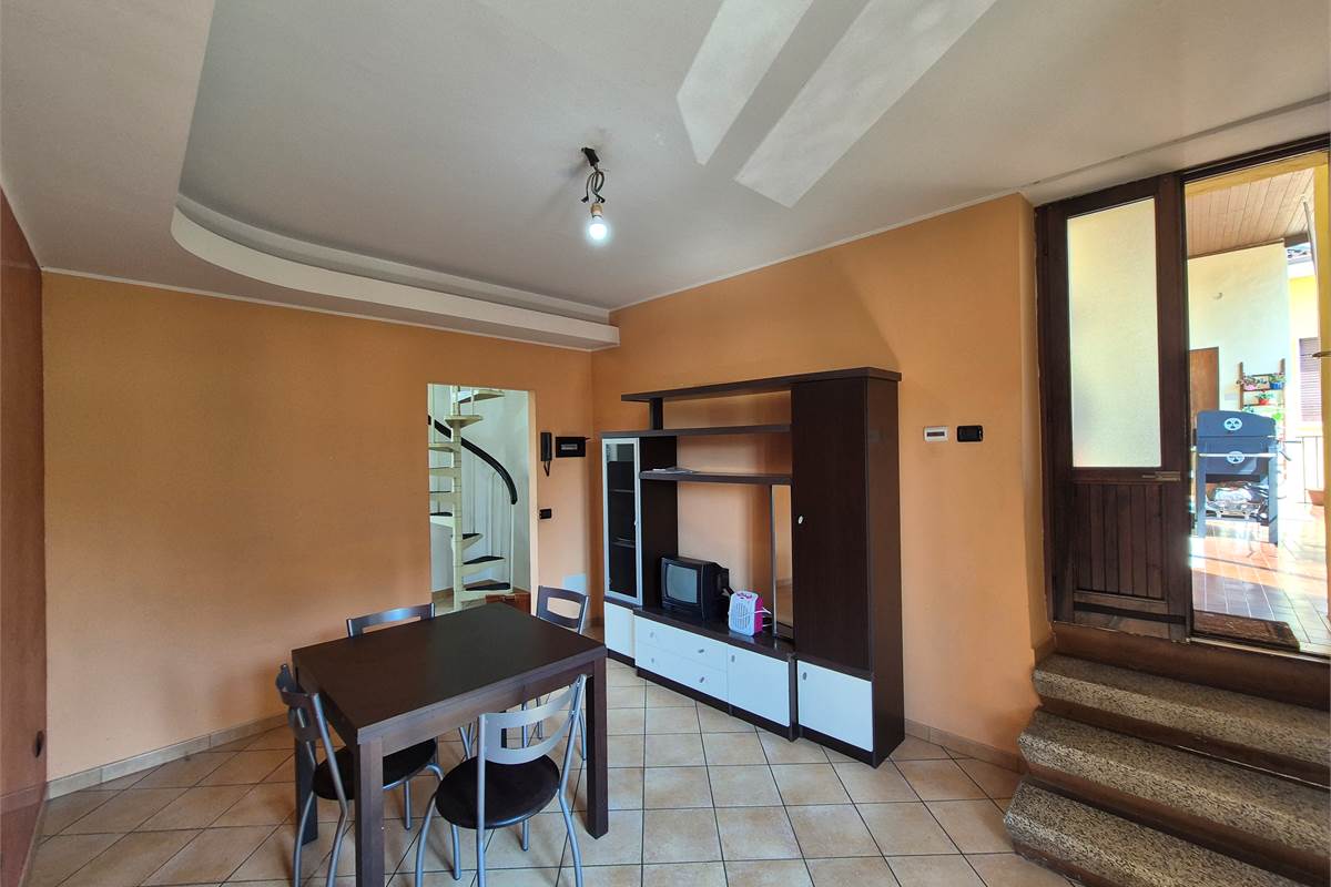Bilocale in  corte con posto auto privato