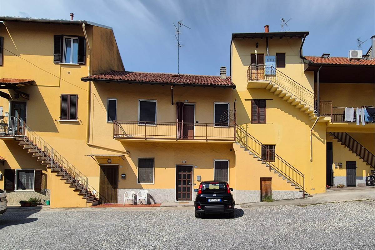 Bilocale in  corte con posto auto privato
