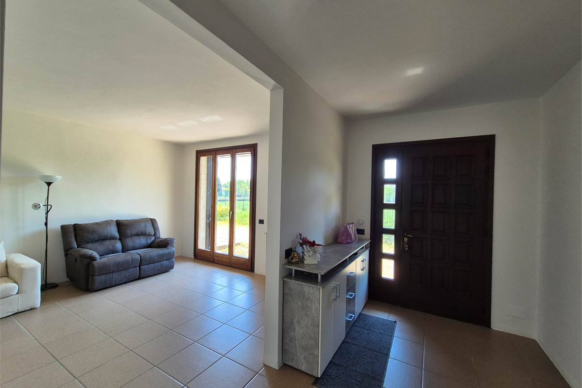 Villa indipendente con ampio giardino 