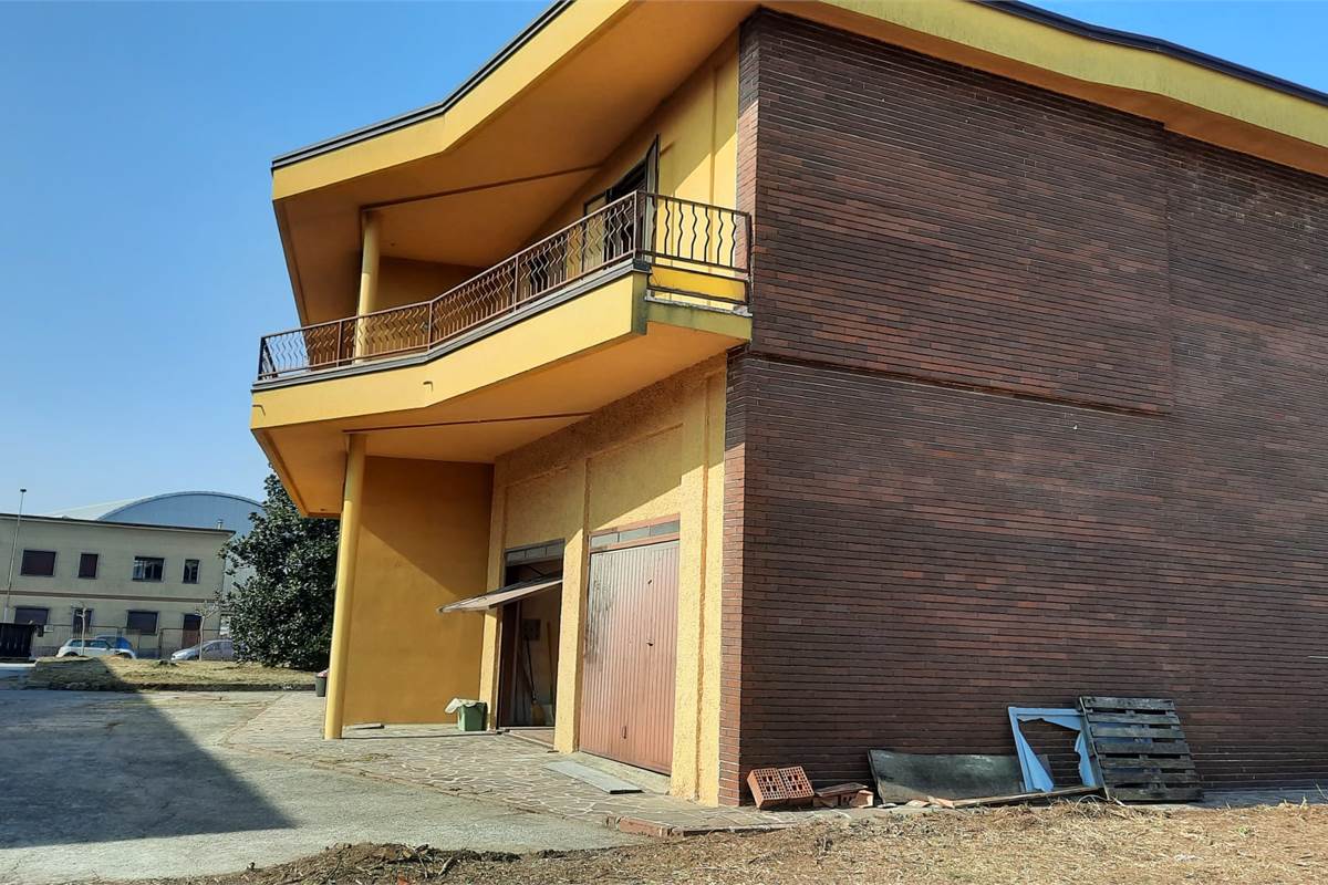 Terreno edificabile con villa singola a rustico