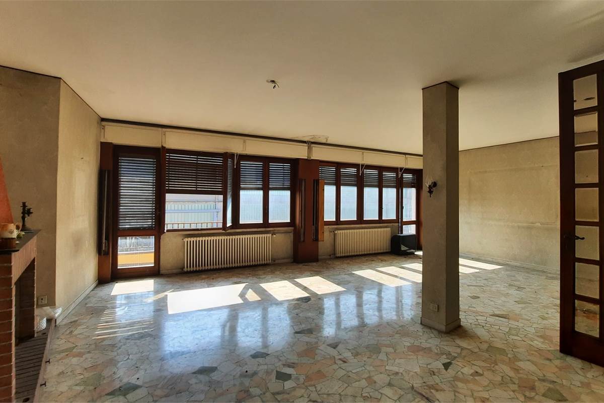 Terreno edificabile con villa singola a rustico