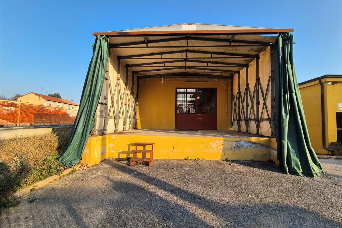 Capannone Commerciale in Vendita a Cirimido