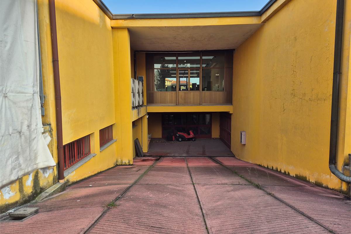 Capannone Commerciale in Vendita a Cirimido