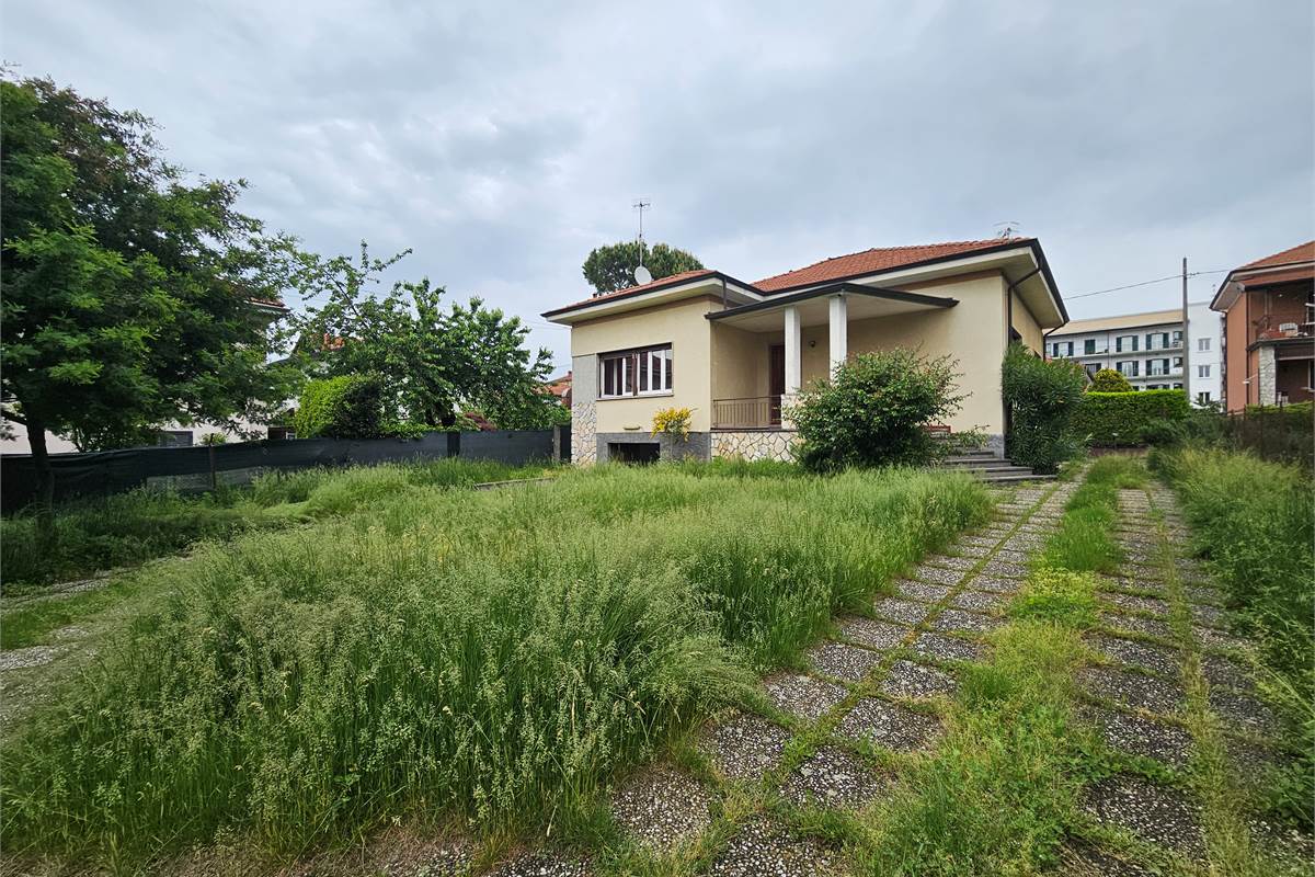 Villa Singola con Giardino a Varano Borghi