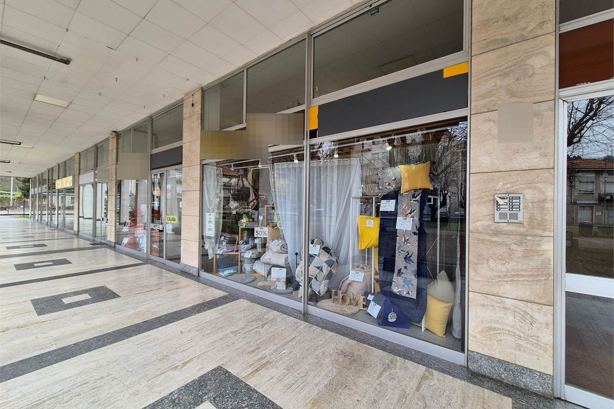 Negozio con due autorimesse singole collegate