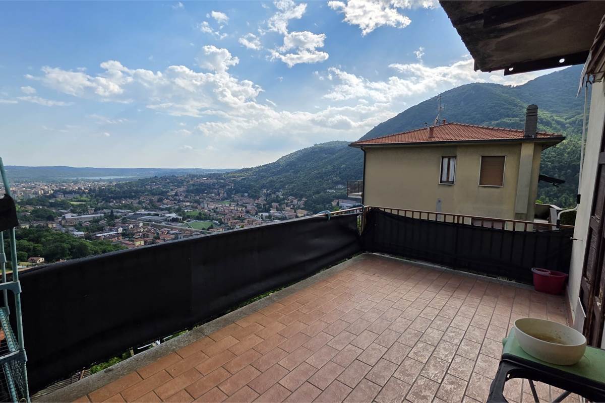 Appartamento su due livelli a Castelmarte