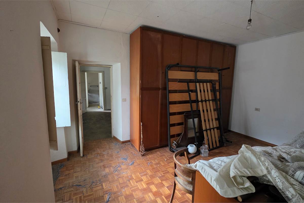 Due rustici da RISTRUTTURARE a Laglio