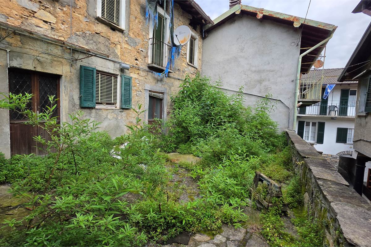 Due rustici da RISTRUTTURARE a Laglio