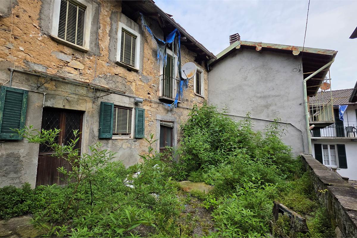 Due rustici da RISTRUTTURARE a Laglio