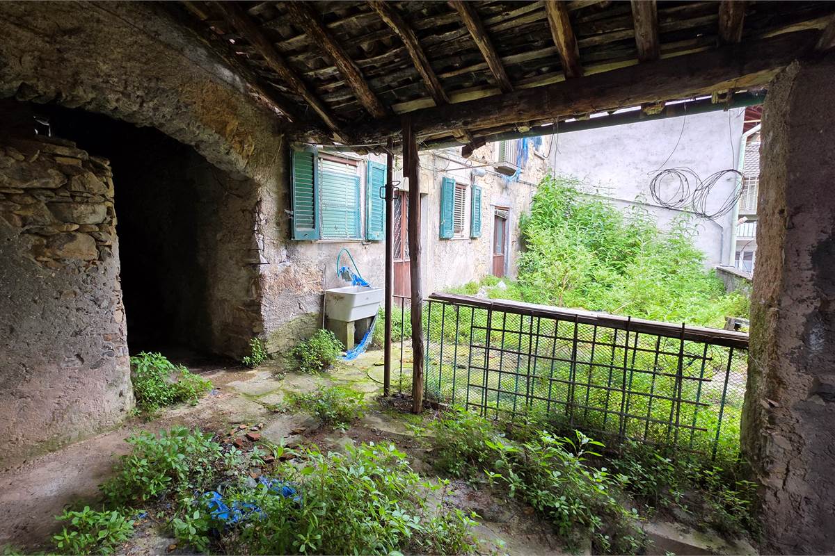 Due rustici da RISTRUTTURARE a Laglio