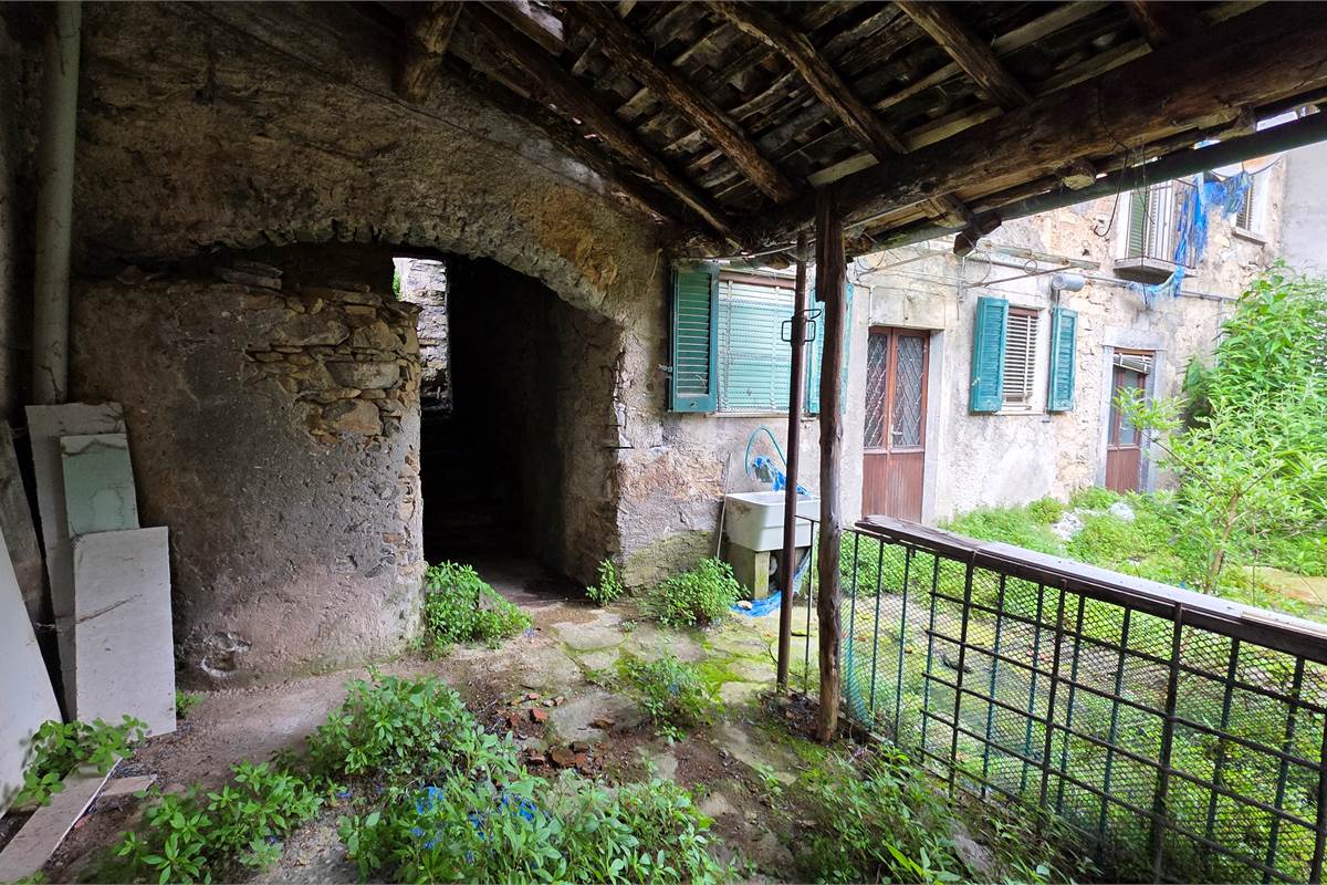 Due rustici da RISTRUTTURARE a Laglio