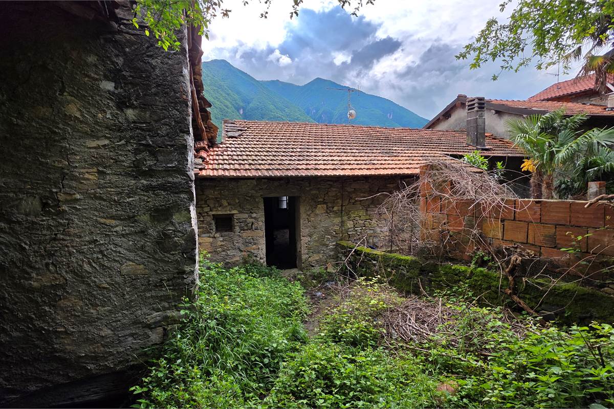 Due rustici da RISTRUTTURARE a Laglio