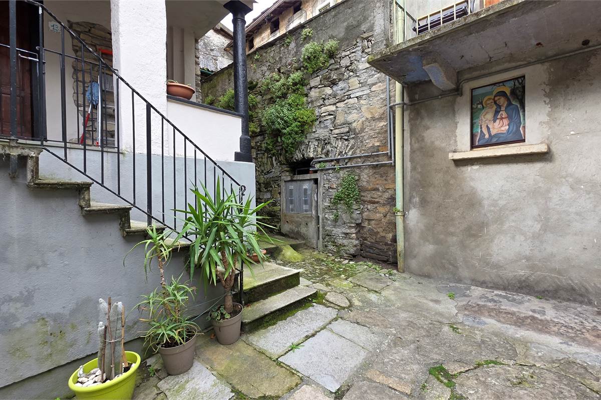 Due rustici da RISTRUTTURARE a Laglio