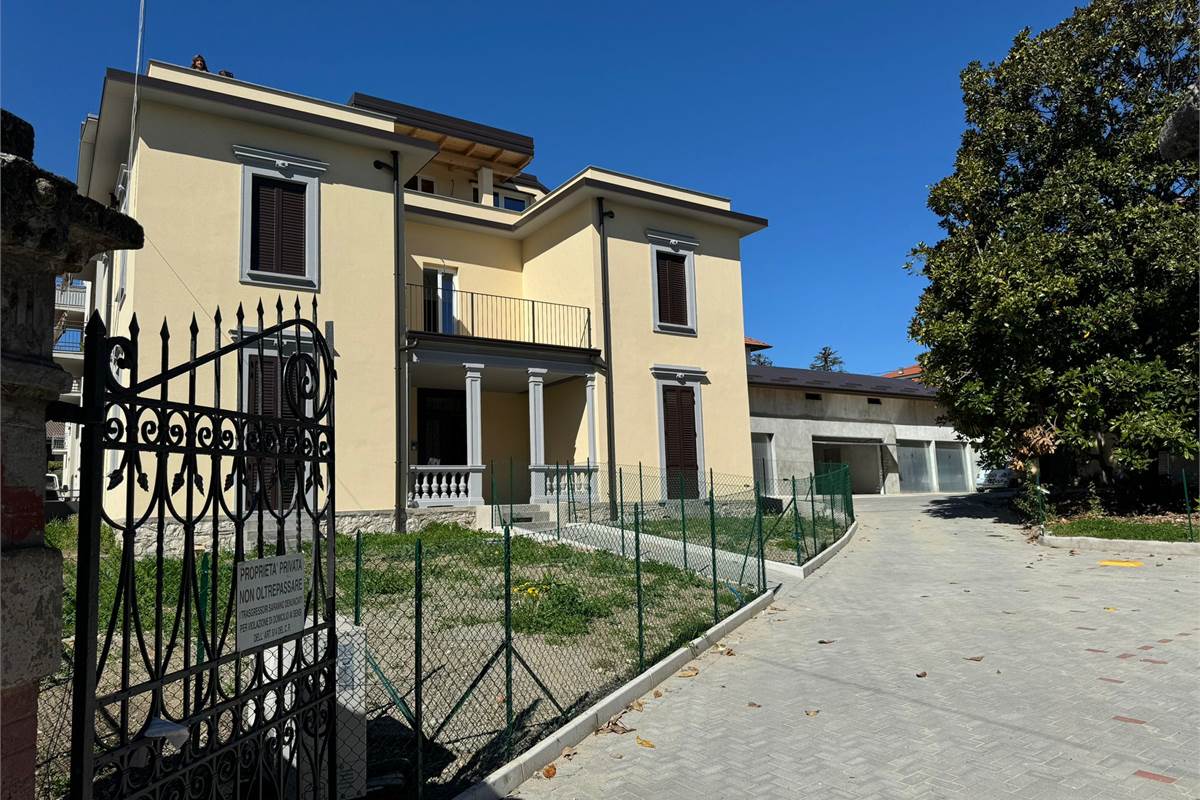 Signorile quadrilocale ARREDATO con box doppio