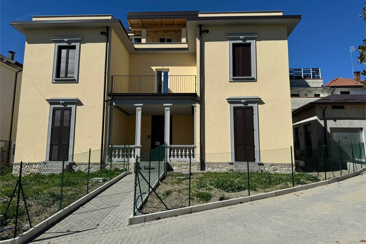 Signorile quadrilocale ARREDATO con box doppio