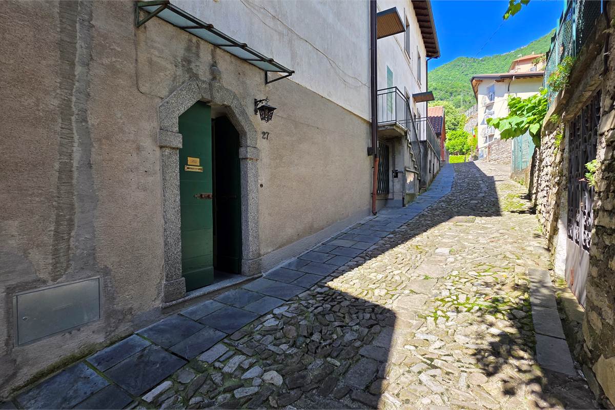 Trilocale con cantina a Moltrasio