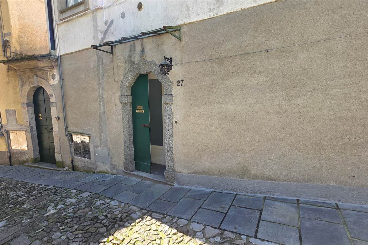 Trilocale con cantina a Moltrasio