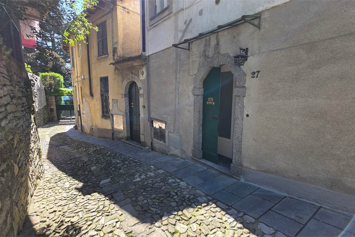 Trilocale con cantina a Moltrasio