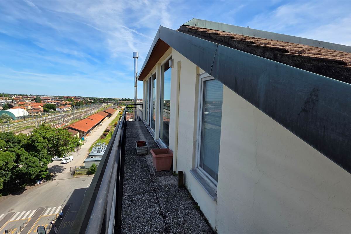 GALLARATE AMPIO MONOLOCALE CON TERRAZZO 