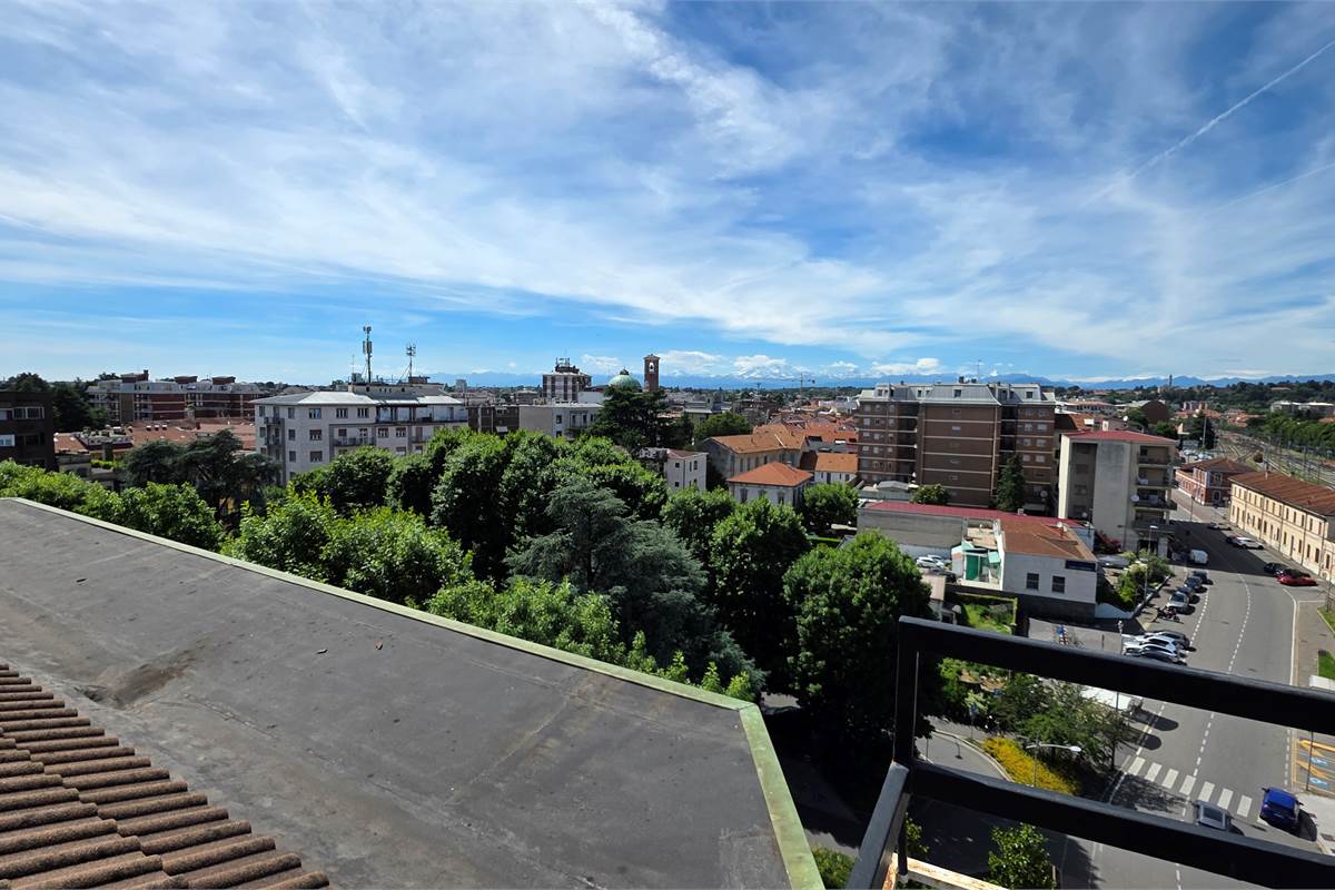 GALLARATE AMPIO MONOLOCALE CON TERRAZZO 